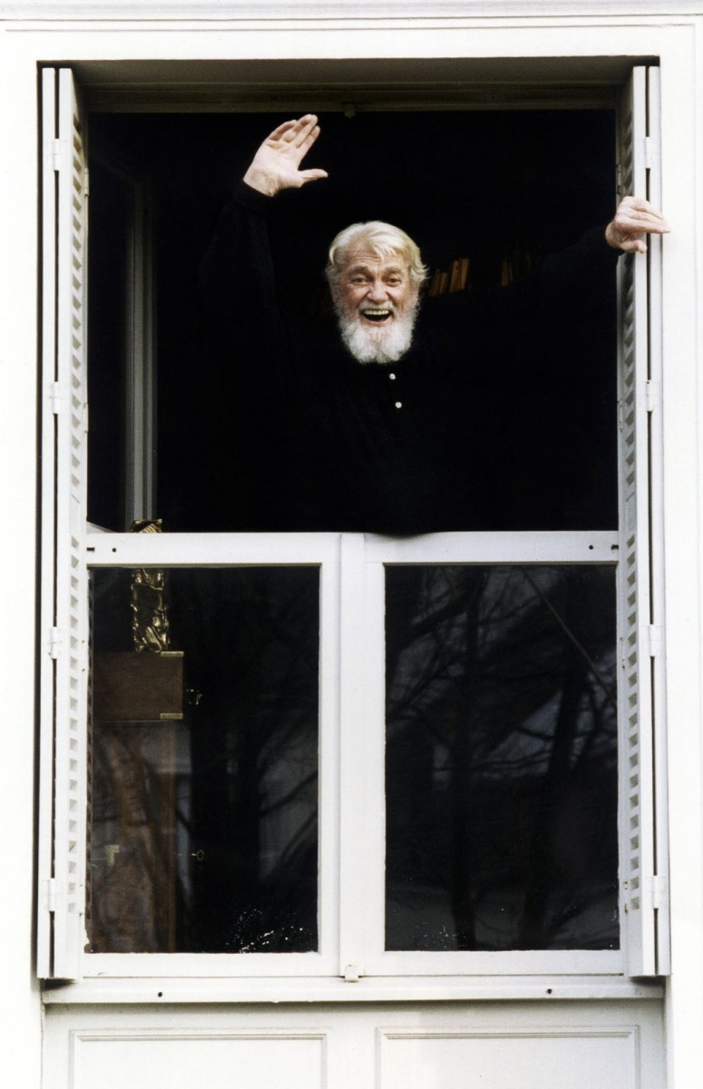 Jean Marais à la fenêtre